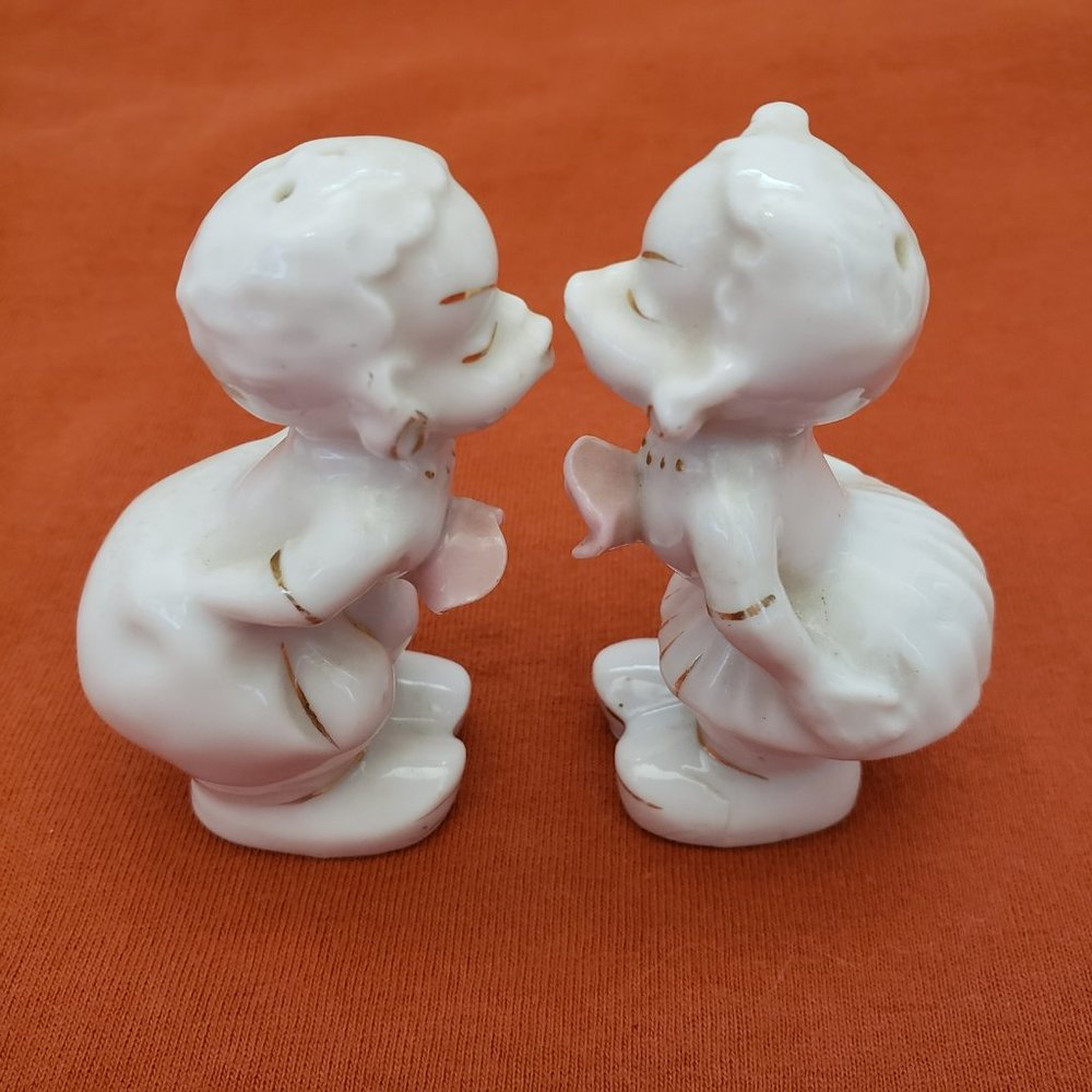 Vintage Japan Boy Girl Kissing Salt & Pepper Shakers
